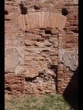 01501 ostia - regio ii - insula vi - casa del soffitto dipinto (ii,vi,5-6) - via della corporazzioni - 3. laden von norden - ostwand  - detail - 09-2022.jpg